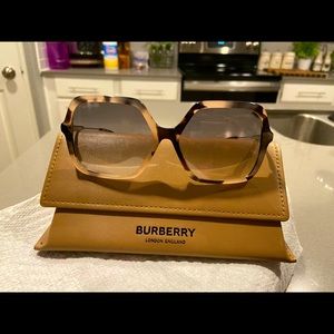 Burberry Sunglasses New must go asap